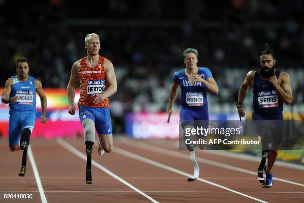 Netherlands Ronald Hertog competes in the Men's 200m T44 Round 1 during the World Para Athletics Championships in London on July 21, 2017. / AFP...