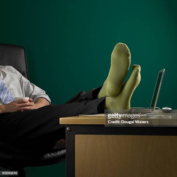 businessman in green socks. - feet up 個照片及圖片檔
