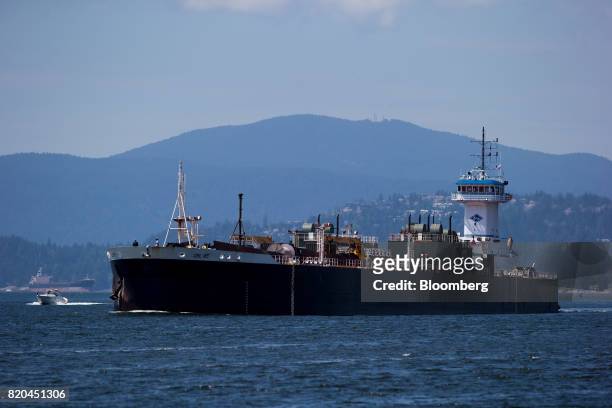 The Dublin Sea articulated tugboat and double hulled tanker barge enters the harbour to dock aat the Port of Vancouver in Vancouver, British...