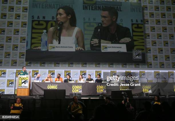 Moderator Chris Hardwick, writer/producer Dave Erickson, and actors Kim Dickens, Colman Domingo, Frank Dillane, Alycia Debnam-Carey, Sam Underwood,...