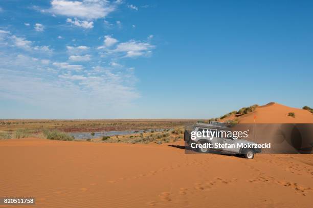 4wd vehicle in the australian outback - simpson desert imagens e fotografias de stock