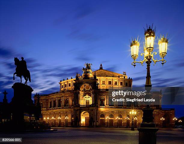 germany, saxony, dresden, theaterplatz and opera house, night - semperoper stockfoto's en -beelden