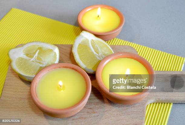 citronella candles - lemongrass stockfoto's en -beelden