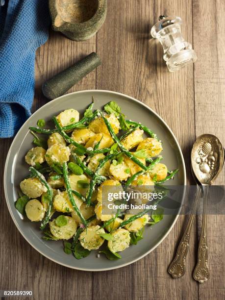 aardappel en groene bonen salade - prepared potato stockfoto's en -beelden