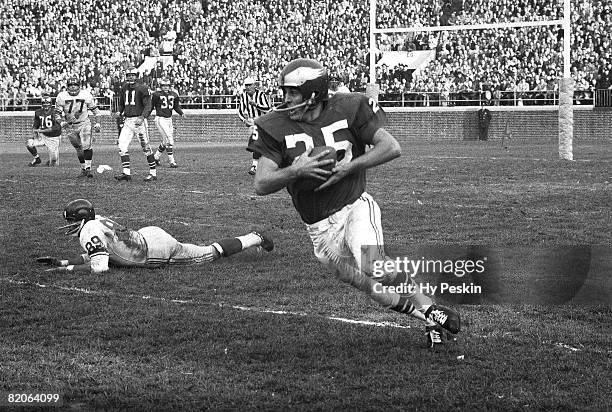 Philadelphia Eagles Tommy McDonald in action vs New York Giants. Bronx, NY CREDIT: Hy Peskin