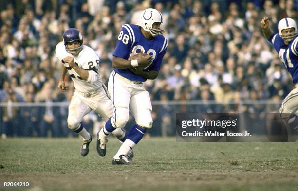 Baltimore Colts John Mackey in action, rushing vs Minnesota Vikings. Baltimore, MD CREDIT: Walter Iooss Jr.