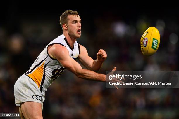 Tom Mitchell of the Hawks handpasses the ball during the 2017 AFL round 18 match between the Fremantle Dockers and the Hawthorn Hawks at Domain...