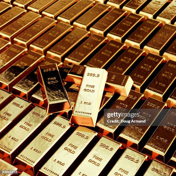 stacks of gold bars - barren stock-fotos und bilder