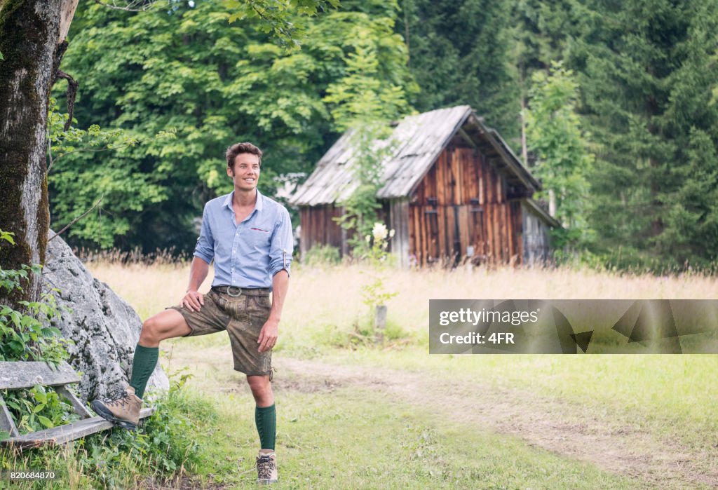 Knappe Man in traditionele Lederhosen, Oostenrijk