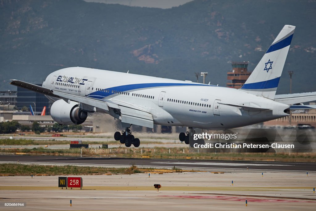 El Al Boeing 777 landing