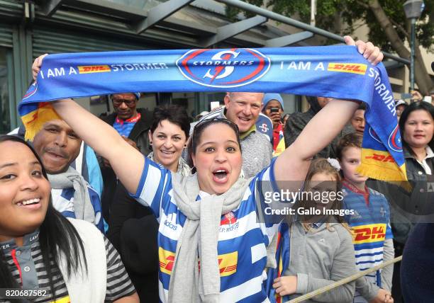 Fans greets the team during the Super Rugby Quarter final between DHL Stormers and Chiefs at DHL Newlands on July 22, 2017 in Cape Town, South Africa.
