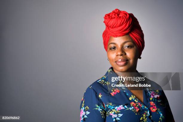 portrait of african american woman - gebloemd shirt stockfoto's en -beelden