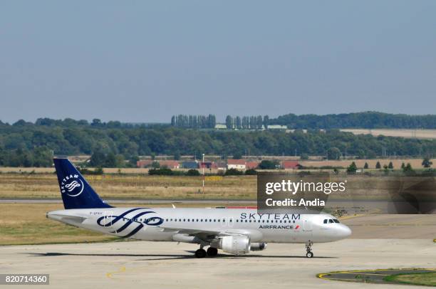 Airbus A320-F-GFKY belonging to the French airline Air France, airline alliance SkyTeam.