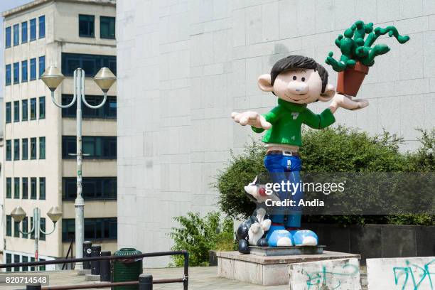 Statue of Gaston Lagaffe between the Boulevard de Berlaimont and Boulevard Pacheco.