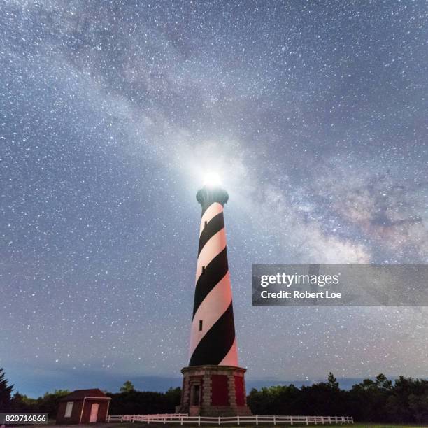 cape hatteras light house milky way stars - north carolina lighthouse stockfoto's en -beelden