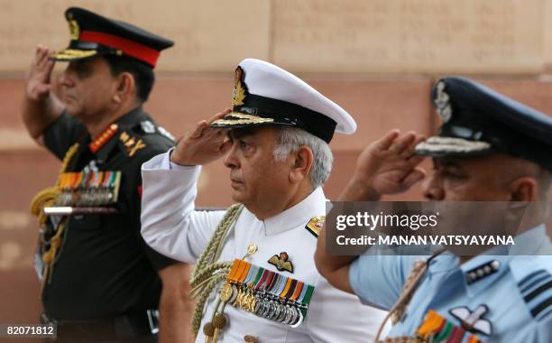 Indian Army Chief General Deepak Kapoor , Indian Naval Chief Admiral Sureesh Mehta and Vice Chief of Indian Air Force P.V.Nayak pay respects to...