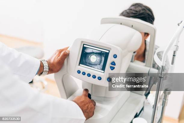 oog check-up - doctors equipment stockfoto's en -beelden