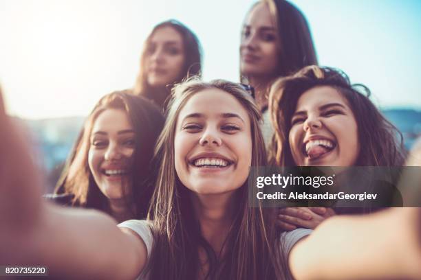 gruppo di ragazze pazze che si fanno selfie e fanno volti all'aperto - blonde woman selfie foto e immagini stock