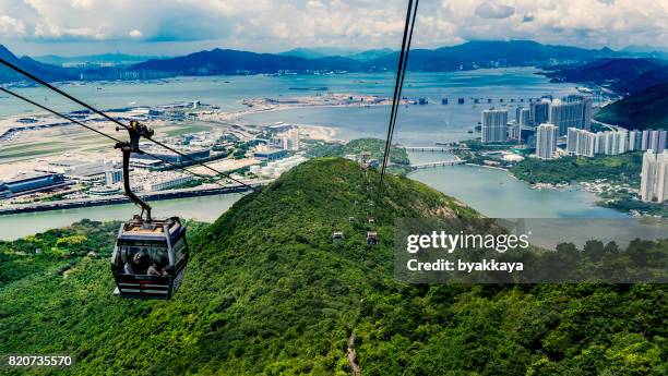 cable car over mountain in hong kong - lantau imagens e fotografias de stock