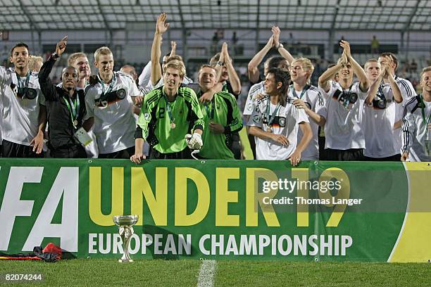 Players of Germany celebrate after the U19 European Championship final match between Germany and Italy on July 26, 2008 in Jablonec nad Nisou, Czech...