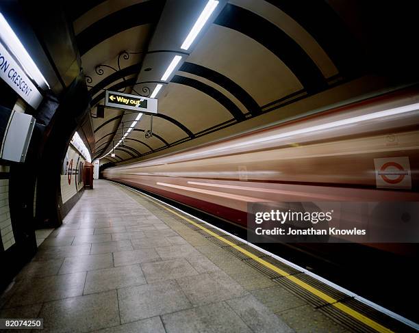 london underground station - london underground stockfoto's en -beelden