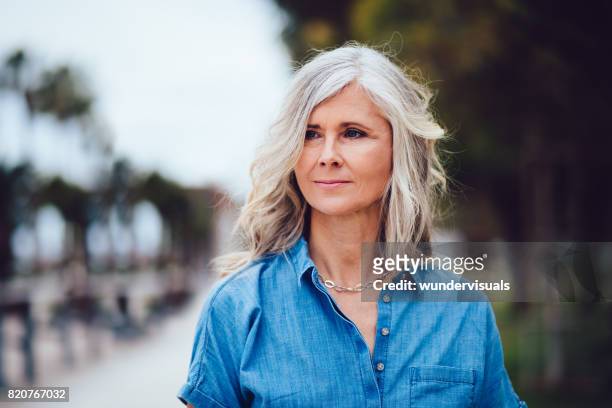 portret van mooie senior vrouw met grijze haren buitenshuis - hair woman mature grey hair beauty stockfoto's en -beelden