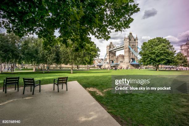 london, tower bridge. - potters fields park stock-fotos und bilder