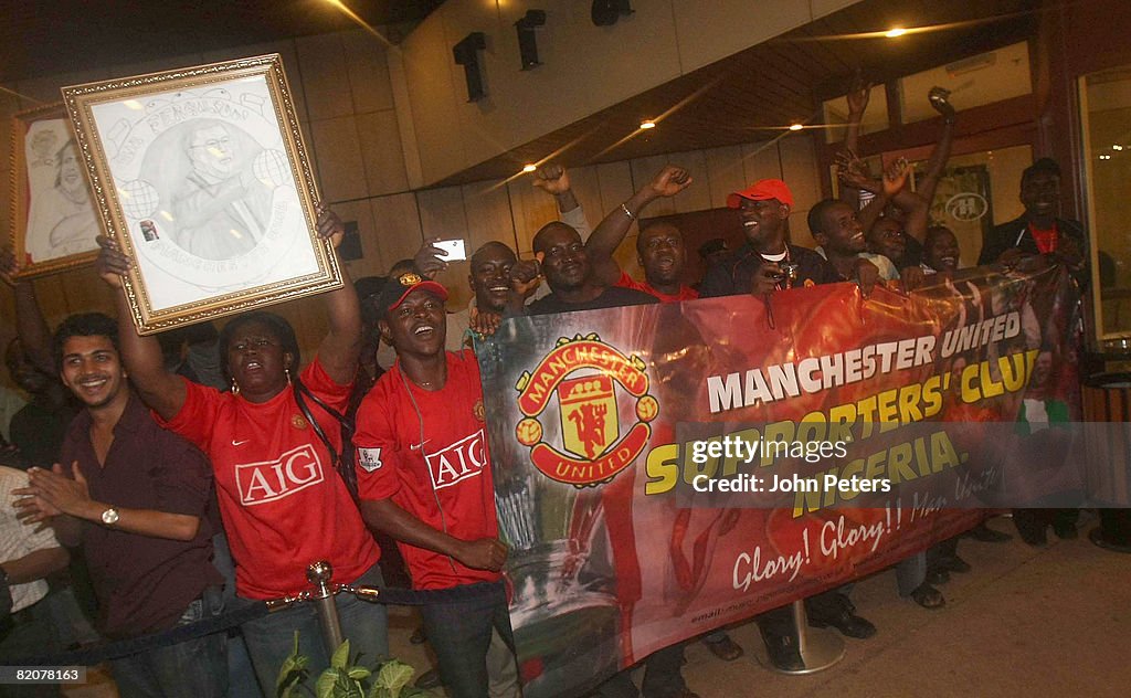 Manchester United arrive in Nigeria