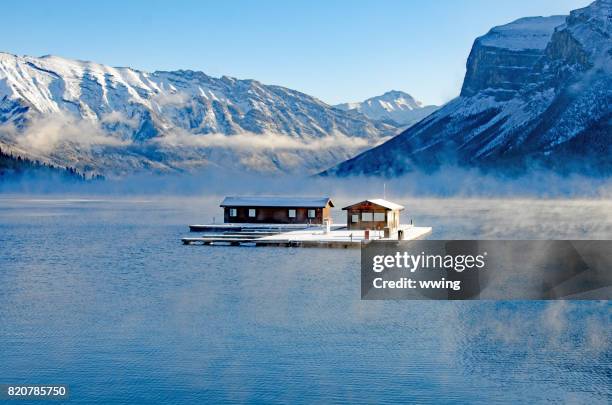 minnewanka lake in banff national park - vroege winter - lake minnewanka stockfoto's en -beelden