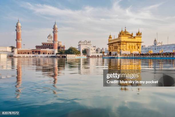 the golden temple at amritsar - amritsar stock-fotos und bilder