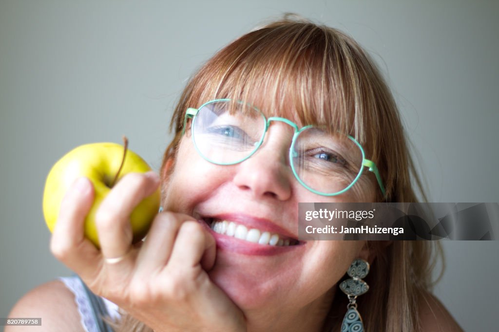グリーン ガラスと黄色いリンゴ (クローズ アップ) と幸せな女