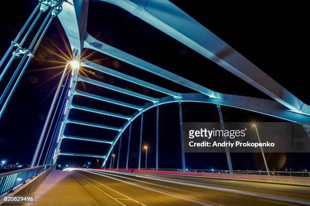 night shot of the road on gateway bridge in nashville, tennessee, usa - cumberland usa 個照片及圖片檔