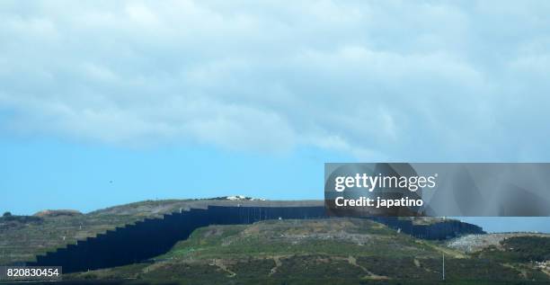 border wall - immigrants crossing sign stock pictures, royalty-free photos & images