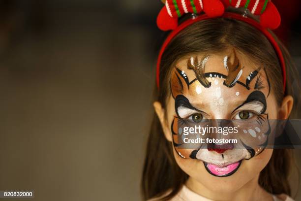 wenig rudolph das rote gerochene ren - kids makeup face stock-fotos und bilder