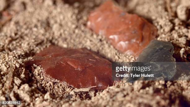 close up of native american red arrowheads obsidian jasper chert paiute indian stone tool in dirt from oregon great basin desert - chert 個照片及圖片檔