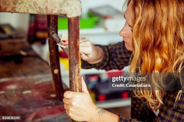 junge frau wieder eine vintage sessel - steil haar stock-fotos und bilder