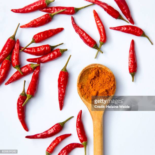 red peppers and spoon - pimenta de caiena condimento - fotografias e filmes do acervo