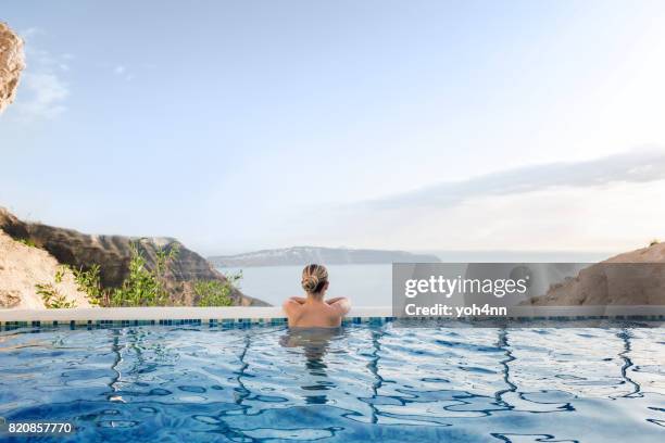 verano relax en la piscina - mujer de espaldas en paisaje fotografías e imágenes de stock