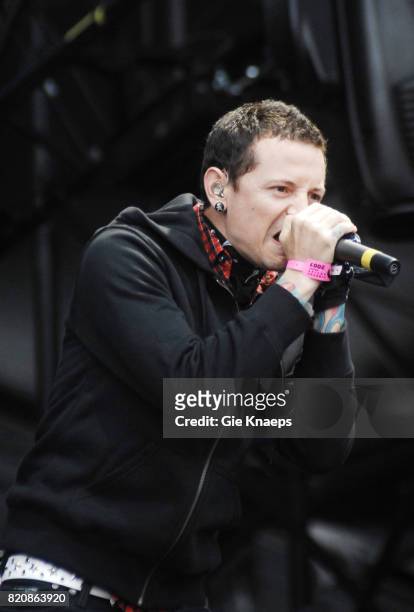 Singer Chester Bennington performing with American rock group Linkin Park at the Pinkpop Festival, Landgraaf, Netherlands, 27th May 2007.