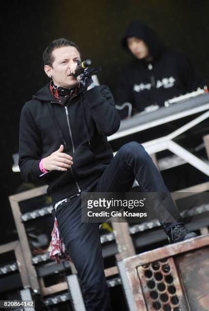Singer Chester Bennington performing with American rock group Linkin Park at the Pinkpop Festival, Landgraaf, Netherlands, 27th May 2007.