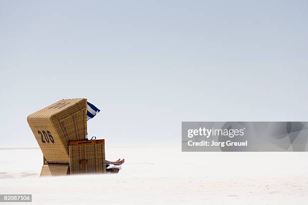 wicker chair on beach - en osier photos et images de collection