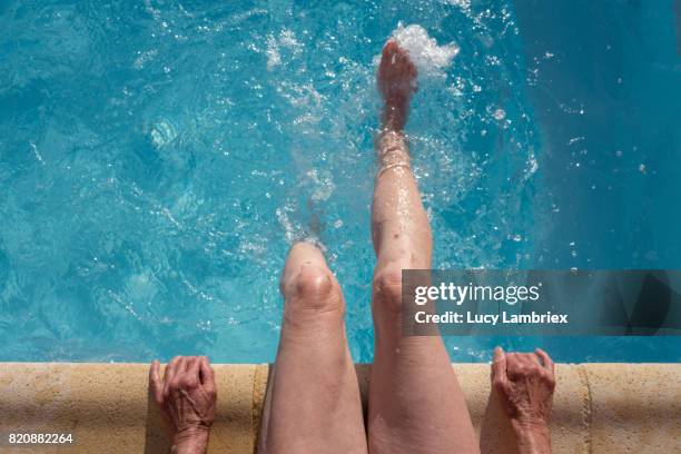 gritty women, active senior woman at pool - barefoot photos - fotografias e filmes do acervo