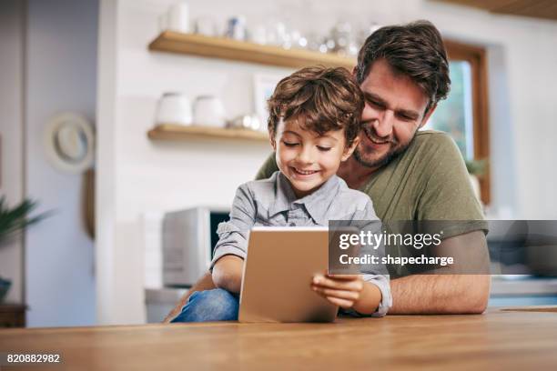 peut-être pas tout temps de l’écran sont mauvais... - pere de famille photos et images de collection