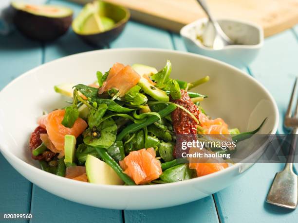 healthy summer salad with smoke salmon - vinaigrette dressing imagens e fotografias de stock