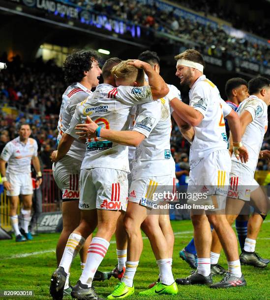 Chiefs players celebrate the try of Shaun Stevenson of the Chiefs during the Super Rugby Quarter final between DHL Stormers and Chiefs at DHL...