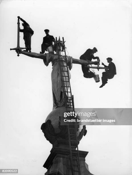 Cleaning of the Justitia on the roof of the Londoner criminal court, Photograph, Around 1930 [Reinigung der Justitia auf dem Dach des Londoner...