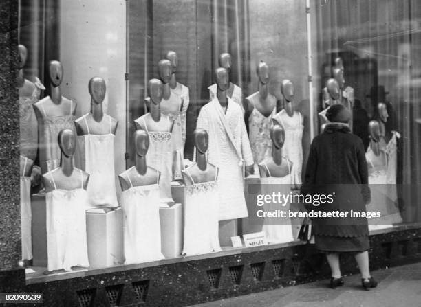 Mannequin in their nightgowns, Paris, Photograph, Around 1920 [Schaufensterpuppen im Nachthemd, Paris, Photographie, Um 1920]