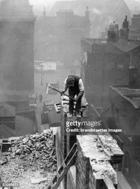 Demolition of a house in the Quilp Street, where Oliver Twist lived, London, England, Photographie, January 18th 1935 [Abri? des Hauses in der...
