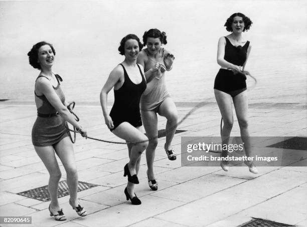 Girls in bathing suits, Hastings, England, Photograph, August 2nd 1937 [M?dchen im Badeanzug beim Schnurspringen, Hastings, England, Photographie...