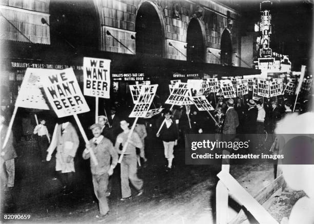 Workers demonstrating against prohibition in the streets of New York, Photograph, Around 1933 [Prohibition: Arbeiter demonstrieren f?r die Aufhebung...